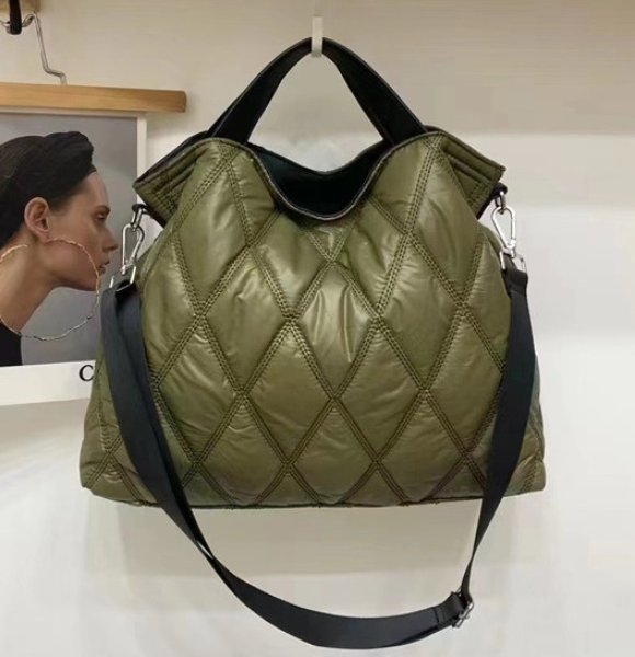 画像12: Women's New solid color down one-shoulder handbag tote Shoulder Bag ソリッドカラーダウンワンショルダーキルティングハンドバッグトートショルダー2WAYバッグ (12)