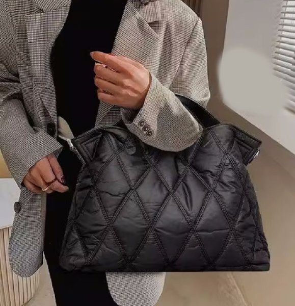 画像9: Women's New solid color down one-shoulder handbag tote Shoulder Bag ソリッドカラーダウンワンショルダーキルティングハンドバッグトートショルダー2WAYバッグ (9)