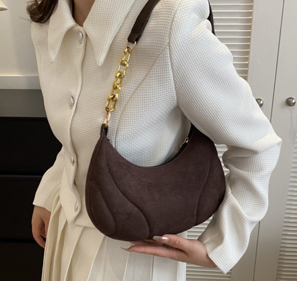 画像8: under arm crescent moon shoulder tote bag　男女兼用ユニセックスチェーンハンドルレザー三日月型クロワッサンアンダーアームショルダートートバッグ (8)