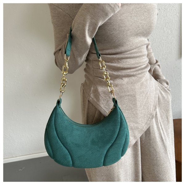 画像6: under arm crescent moon shoulder tote bag　男女兼用ユニセックスチェーンハンドルレザー三日月型クロワッサンアンダーアームショルダートートバッグ (6)