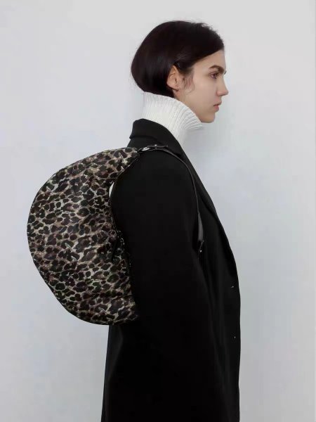 画像12: down armpit candy color crescent bag tote shoulder crossbody bag 　ダウンキャンディーカラーアンダーアームクロワッサン三日月型トートショルダークロスボディーポシェットバッグ (12)