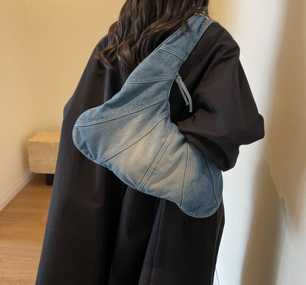 画像12: One Shoulder Denim Under Arm Tote Shoulder Bag 　デニムクロワッサン三日月型アンダーアームトートショルダーバッグ (12)