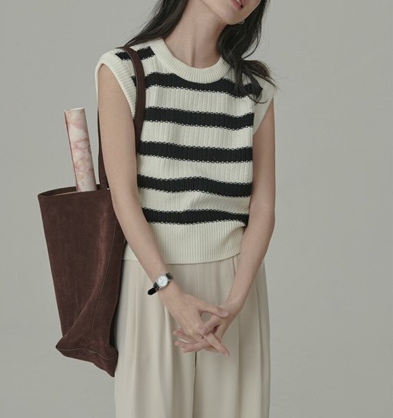 画像3: Women's black and white striped short high waisted round neck knitted vest sweater　ボーダーフラウンドネックショート丈ベストジレセーター (3)