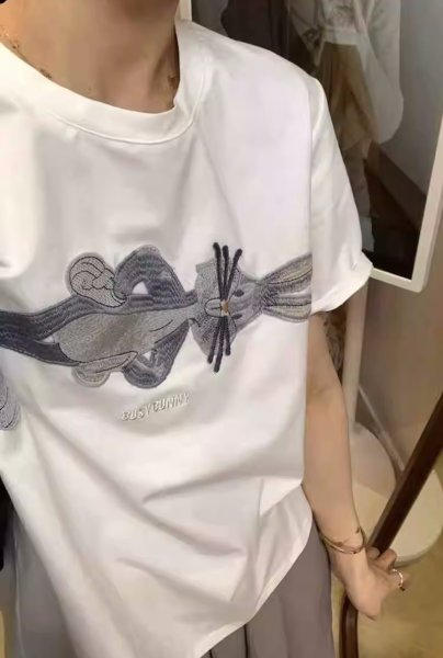 画像2: Sideways Bugs Bunny embroidery short-sleeved T-shirt 　男女兼用ユニセックス横向きバックスバニー刺繍半袖Tシャツ  (2)