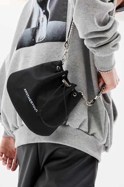 画像4:  chain drawstring  small bucket chain drawstring nylon waterproof small  crossbody bag Tote Shoulder Bag　バケットチェーン巾着ナイロン防水スモールクロスボディバッグトートショルダーバッグ (4)