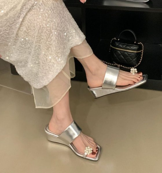 画像2: Leather flower pearl-like bijou heel sandals  slippers　ユニセックスレザーパールフラワーヒールサンダルスリッパ (2)