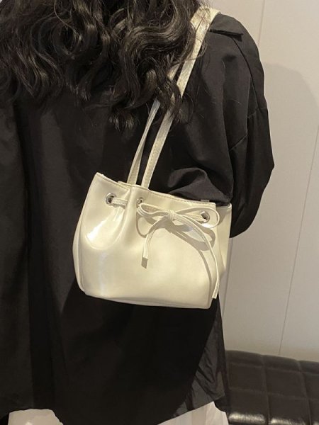 画像11: Bow shoulder ribbon tote shoulder underarm bag　ボウ弓型リボンレザートートショルダーアンダーアームバッグ (11)