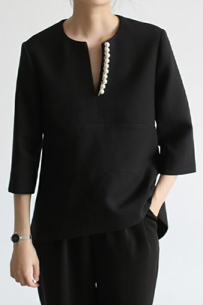 画像1: Women's V-neck 3/4 sleeve pearl blouse　Vネックパール付き7分袖シャツブラウス (1)