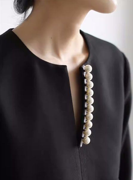 画像3: Women's V-neck 3/4 sleeve pearl blouse　Vネックパール付き7分袖シャツブラウス (3)