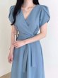 画像1: Women's V-neck strap waist slimming mid-length petal sleeve dress　　Vネックチュリップ袖ウエストストリング膝下ミディアム丈ワンピースドレス (1)