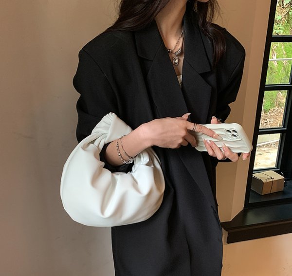 画像10: Leather one-handle croissant half-moon tote bag　レザーワンハンドルクロワッサン半月トートバッグ (10)