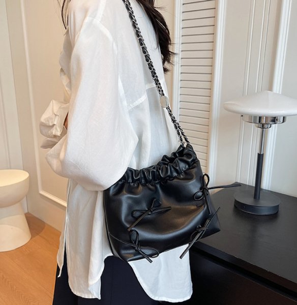 画像12: Leather 3D Ribbon Quilted Bag Chain Tote Shoulder Bag　　レザーリボン付きキルティングバックチェーントートショルダーバッグ (12)