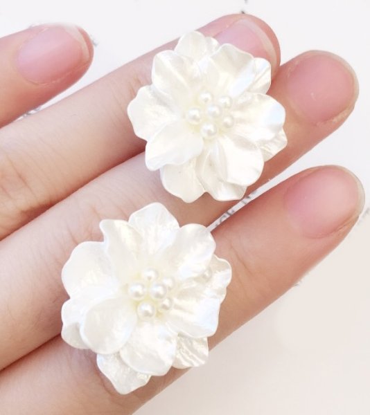 画像6: White camellia flower  Earring  ホワイト椿の花カメリアパール付きピアス イアリング (6)