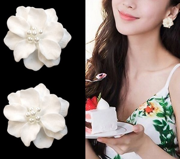画像4: White camellia flower  Earring  ホワイト椿の花カメリアパール付きピアス イアリング (4)