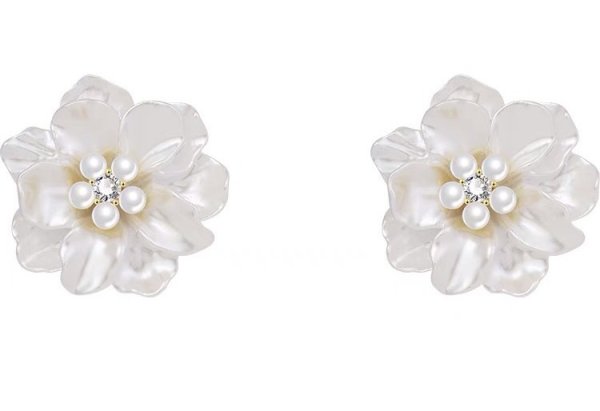 画像7: White camellia flower  Earring  ホワイト椿の花カメリアパール付きピアス イアリング (7)