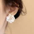 画像1: White camellia flower  Earring  ホワイト椿の花カメリアパール付きピアス イアリング (1)
