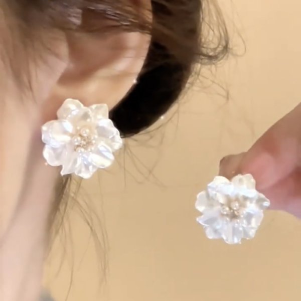 画像3: White camellia flower  Earring  ホワイト椿の花カメリアパール付きピアス イアリング (3)