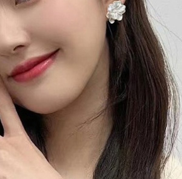 画像8: White camellia flower  Earring  ホワイト椿の花カメリアパール付きピアス イアリング (8)