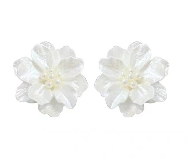 画像9: White camellia flower  Earring  ホワイト椿の花カメリアパール付きピアス イアリング (9)