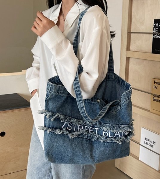 画像4: Denim fringe logo embroidered tote shoulder bag　ユニセックス男女兼用デニムフリンジロゴ刺繍エコトートショルダーバッグ (4)