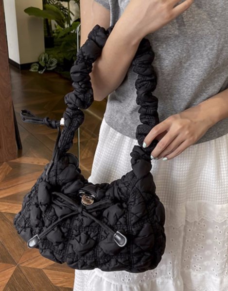 画像8: Quilted Down Single Shoulder Underarm Crossbody Bag handbag 　ユニセックス男女兼用キルティングダウンシングルショルダーアンダーアームクロスボディバッグ (8)