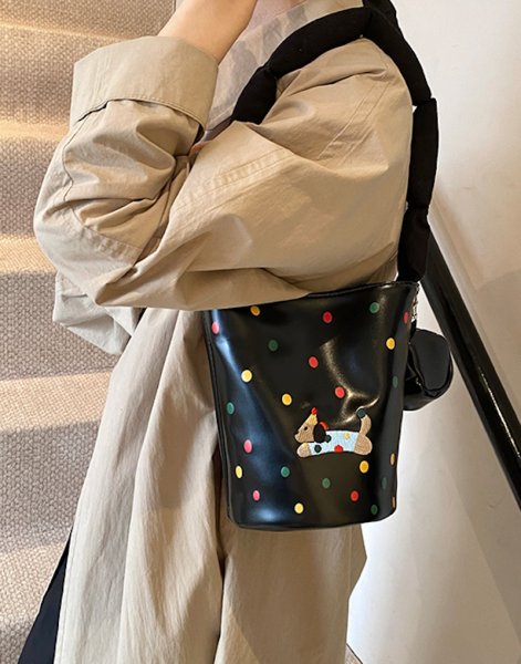 画像2: Illustration Dog Embroidery Leather Crossbody Bag Tote Shoulder Bag Down Handle 　ユニセックス男女兼用イラストドッグ刺繍レザークロスボディバッグトートショルダーアンダーアームバッグハンドルダウン (2)