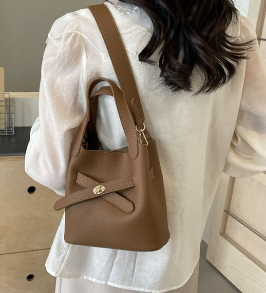 画像10: Leather Belt Bucket Tote Shoulder Crossbody Bag　ユニセックス男女兼用レザーベルトバケットトートショルダークロスボディバッグ (10)