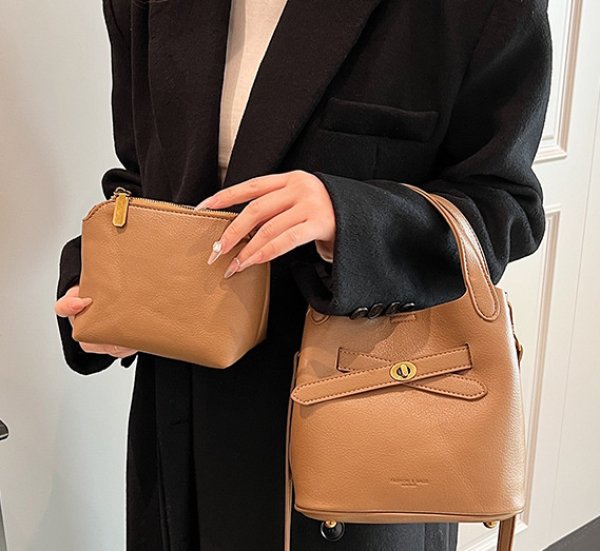 画像11: Leather Belt Bucket Tote Shoulder Crossbody Bag　ユニセックス男女兼用レザーベルトバケットトートショルダークロスボディバッグ (11)