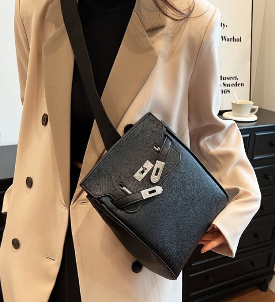 画像6: Leather one-shoulder square crossbody bag　ユニセックス男女兼用レザーワンショルダースクエアショルダークロスボディバッグ (6)