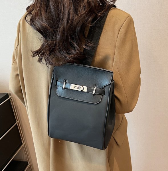 画像7: Leather one-shoulder square crossbody bag　ユニセックス男女兼用レザーワンショルダースクエアショルダークロスボディバッグ (7)