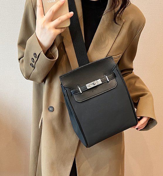 画像4: Leather one-shoulder square crossbody bag　ユニセックス男女兼用レザーワンショルダースクエアショルダークロスボディバッグ (4)