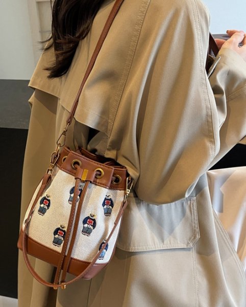 画像6: Bear Embroidery Portable Bucket Tote Shoulder Crossbody Bag　ユニセックス男女兼用ベア刺繍ポータブルバケットトートショルダークロスボディバッグ (6)