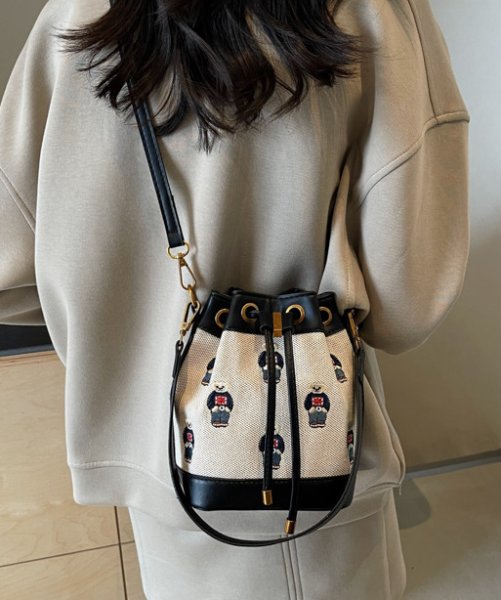 画像7: Bear Embroidery Portable Bucket Tote Shoulder Crossbody Bag　ユニセックス男女兼用ベア刺繍ポータブルバケットトートショルダークロスボディバッグ (7)