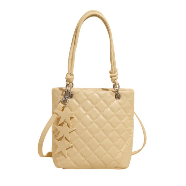 画像1: Quilted leather bucket shoulder tote crossbody bag with star charm　 キルティングレザースターチャーム付き バケットショルダートートクロスボディーバッグ (1)