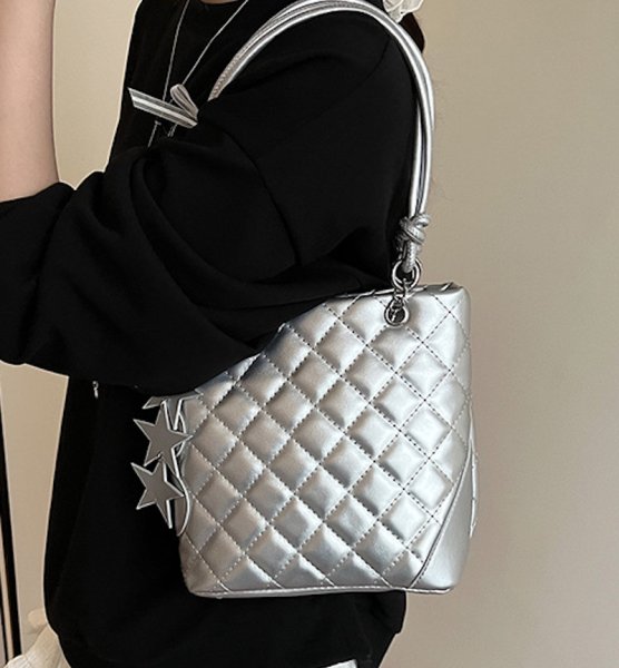 画像8: Quilted leather bucket shoulder tote crossbody bag with star charm　 キルティングレザースターチャーム付き バケットショルダートートクロスボディーバッグ (8)