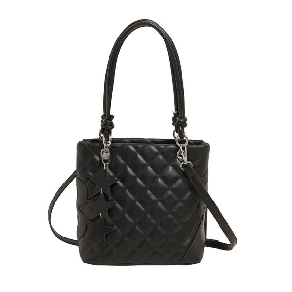 画像2: Quilted leather bucket shoulder tote crossbody bag with star charm　 キルティングレザースターチャーム付き バケットショルダートートクロスボディーバッグ (2)