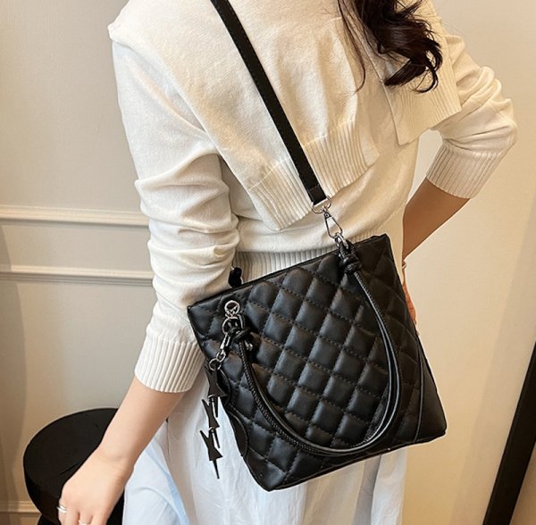 画像7: Quilted leather bucket shoulder tote crossbody bag with star charm　 キルティングレザースターチャーム付き バケットショルダートートクロスボディーバッグ (7)