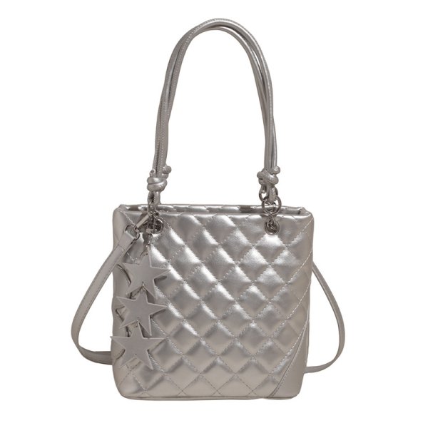 画像3: Quilted leather bucket shoulder tote crossbody bag with star charm　 キルティングレザースターチャーム付き バケットショルダートートクロスボディーバッグ (3)