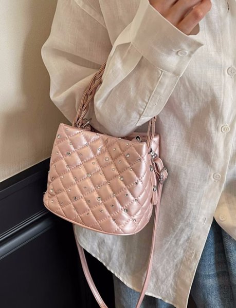 画像6: Leather quilted rhinestone bucket tote shoulder bag   レザーキルティングラインストーン付きバケットトートショルダーバッグ (6)