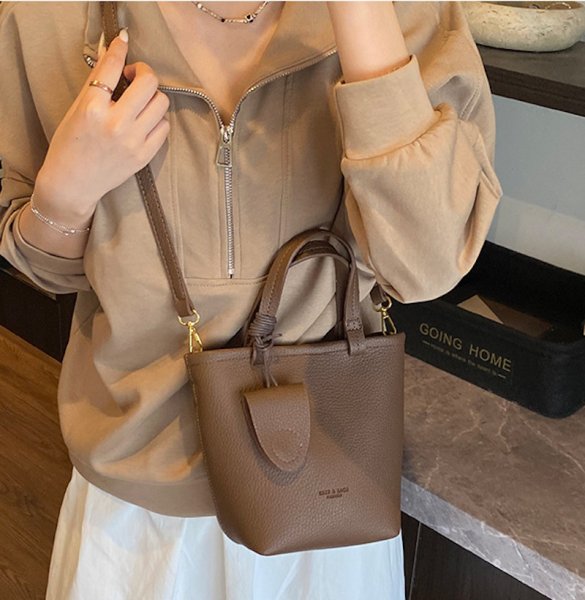 画像9: Leather Portable Bucket Tote Shoulder Crossbody Bag　レザーポータブルバケットトートショルダークロスボディバッグ (9)