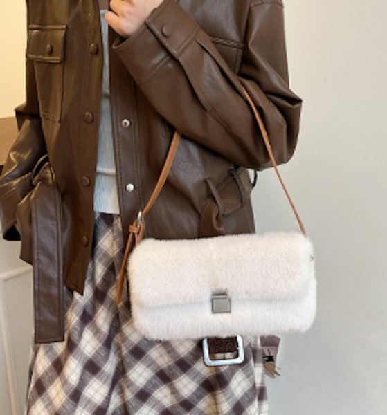 画像9: Fluffy faux fur tote shoulder underarm bag モコモコファーベーシックトートショルダーアンダーアームバッグ (9)