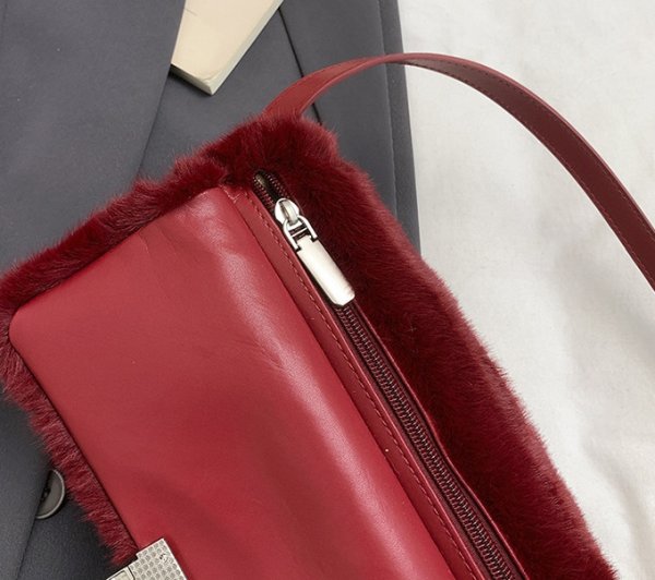 画像12: Fluffy faux fur tote shoulder underarm bag モコモコファーベーシックトートショルダーアンダーアームバッグ (12)